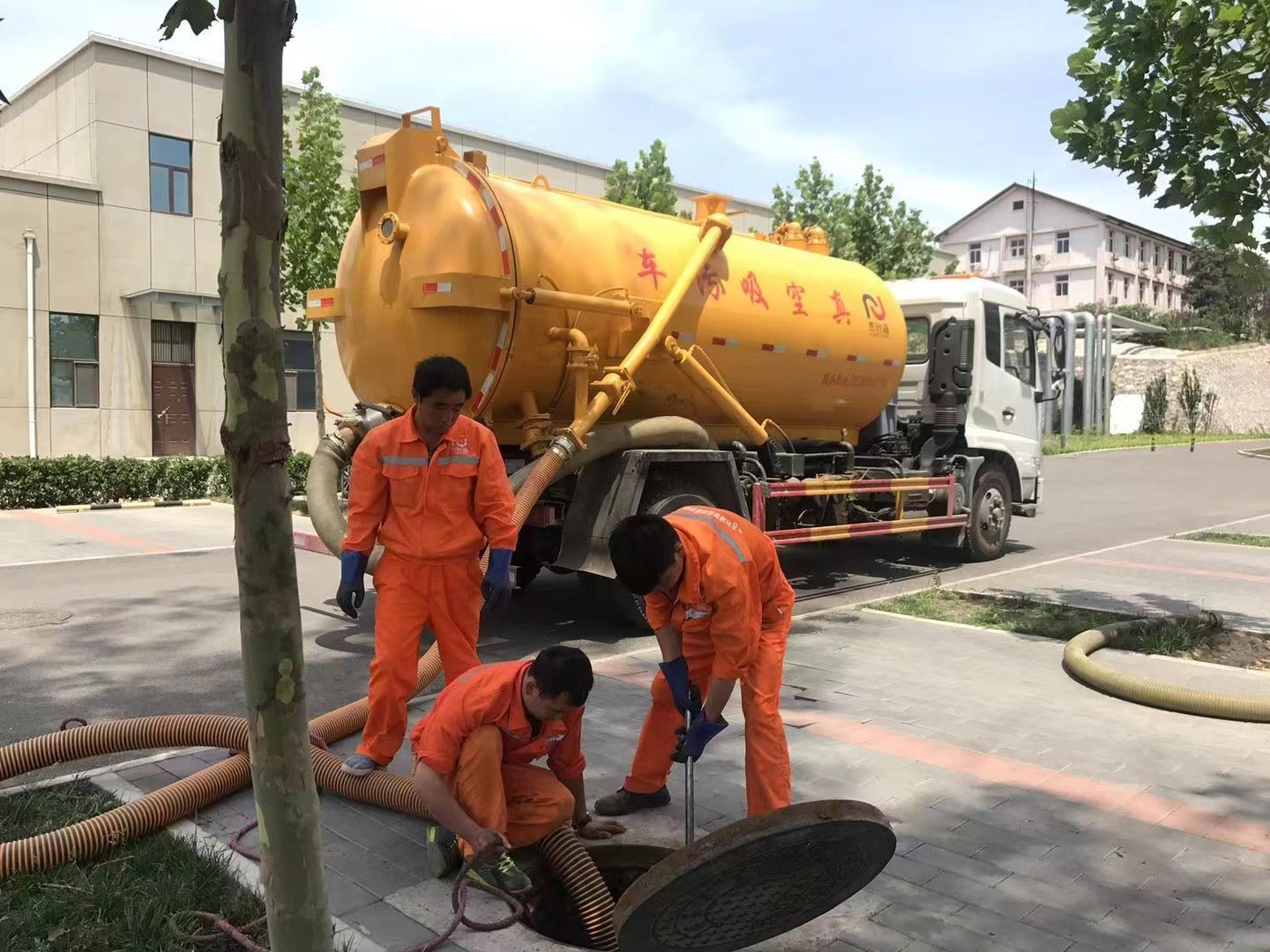 武强管道疏通车停在窨井附近