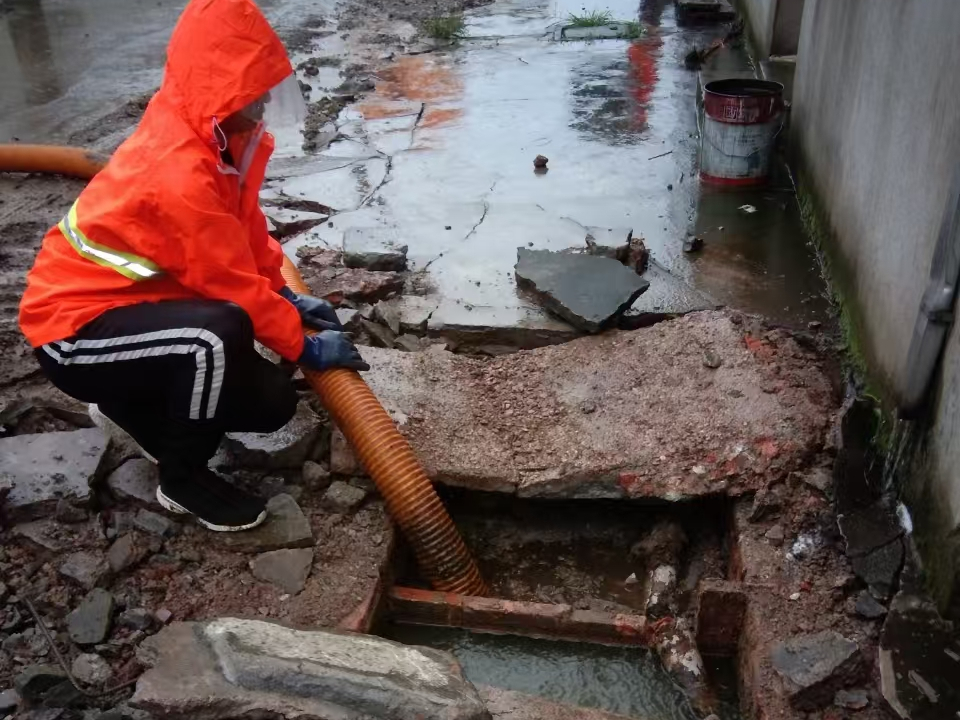 武强专业清理污水池 炜誉市政以规范流程守护城市 “肠道”